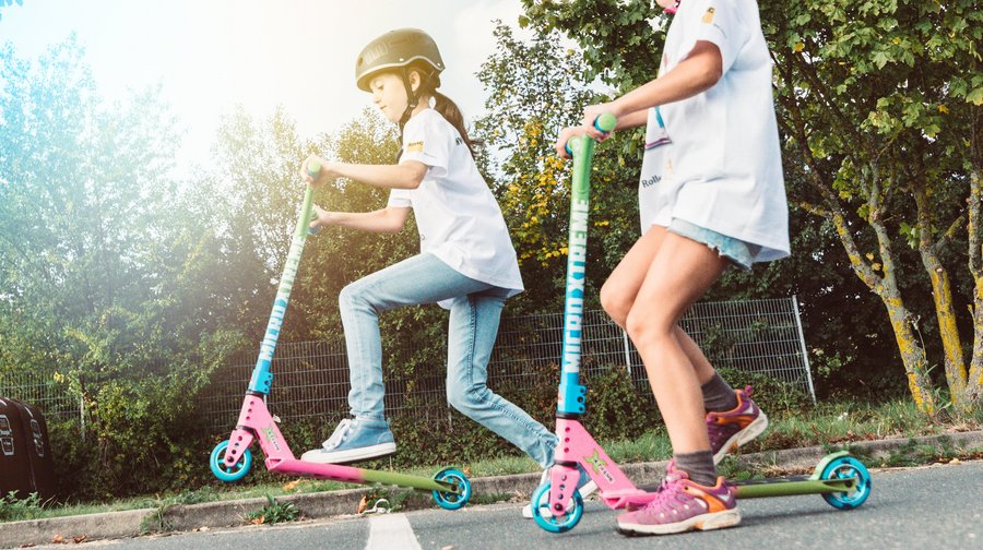 Der Tretroller ist oft das erste „Fahrzeug“, mit dem sich Kinder im öffentlichen Raum bewegen. Mit diesen Tipps & Tricks helfen Sie Ihrem Kind beim Rollerfahren-Lernen.
