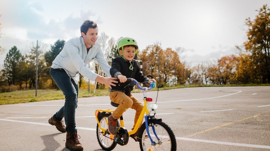 Wie groß sollte das erste Fahrrad sein? Stützräder oder nicht? Und wie helfe ich genau? Erfahren Sie hier, wie Sie Ihr Kind optimal beim Fahrradfahren lernen unterstützen können. 