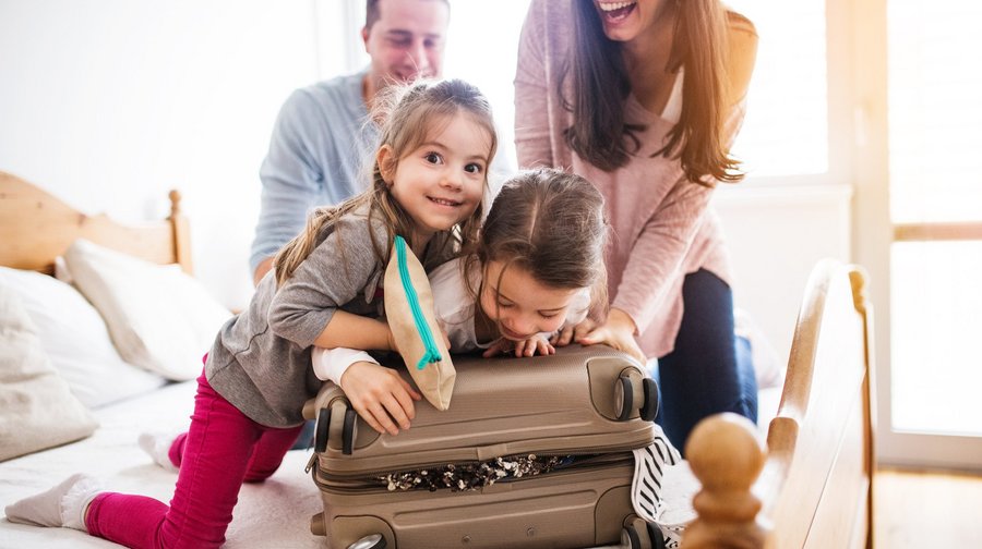 Gute Planung und Vorbereitung einer Urlaubsfahrt zahlen sich aus! Lesen Sie unsere Tipps für eine entspannte Familienreise und entdecken Sie unsere Reisespiele zum Download.